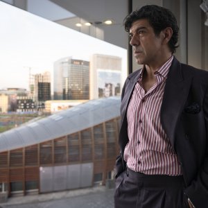 Nemesi: Pierfrancesco Favino nella prima foto della serie Netflix