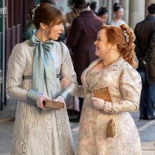 Bridgerton 4: Claudia Jessie e Nicola Coughlan in una foto della serie