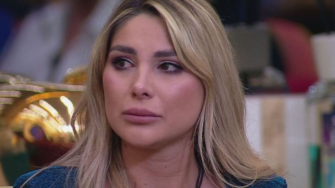 Chiara Cainelli in un momento di sconforto nella Casa del Grande Fratello