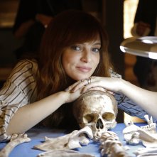 Costanza. La protagonista osserva le ossa nella serie Rai.