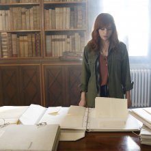 Costanza. Miriam Dalmazio in archivio in una scena della serie.