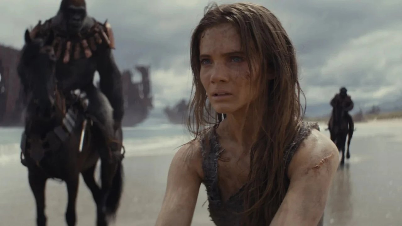 Freya Allan in una scena de Il Regno del Pianeta delle scimmie.