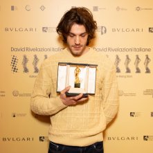 Matteo Oscar Giuggioli osserva il suo premio David Rivelazioni Italiane 2025
