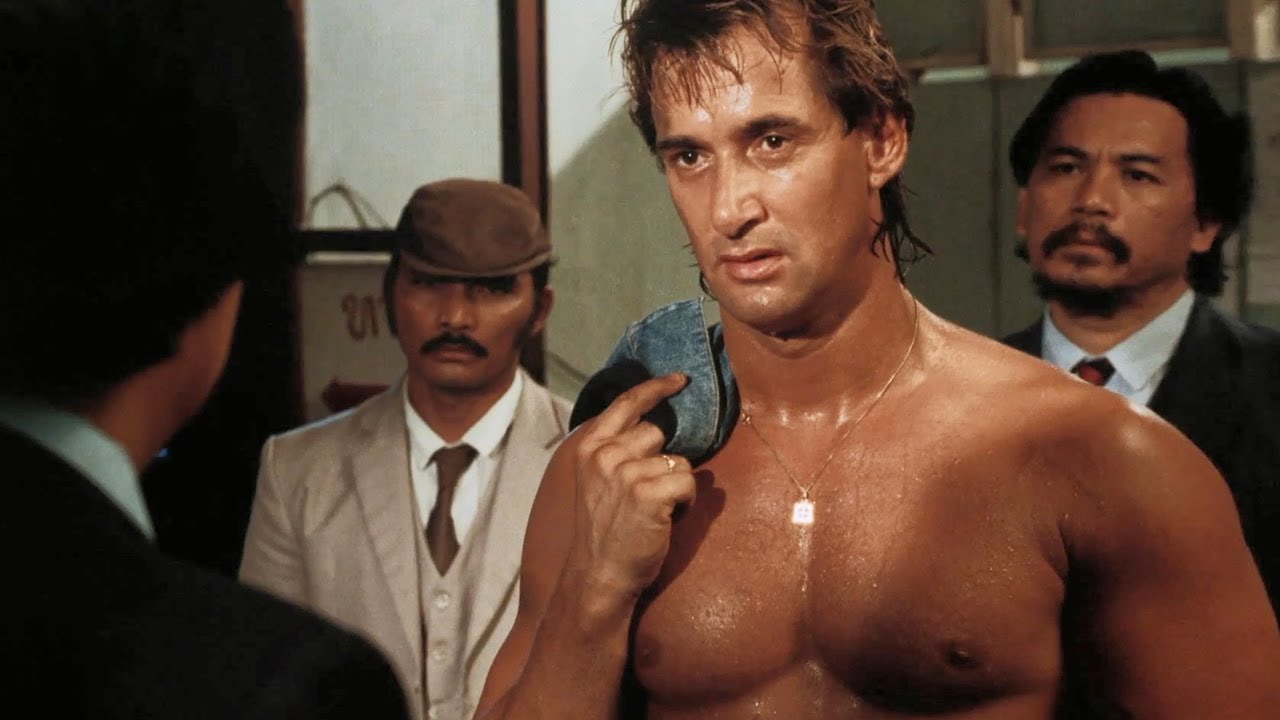 Primo piano di Richard Norton in una scena