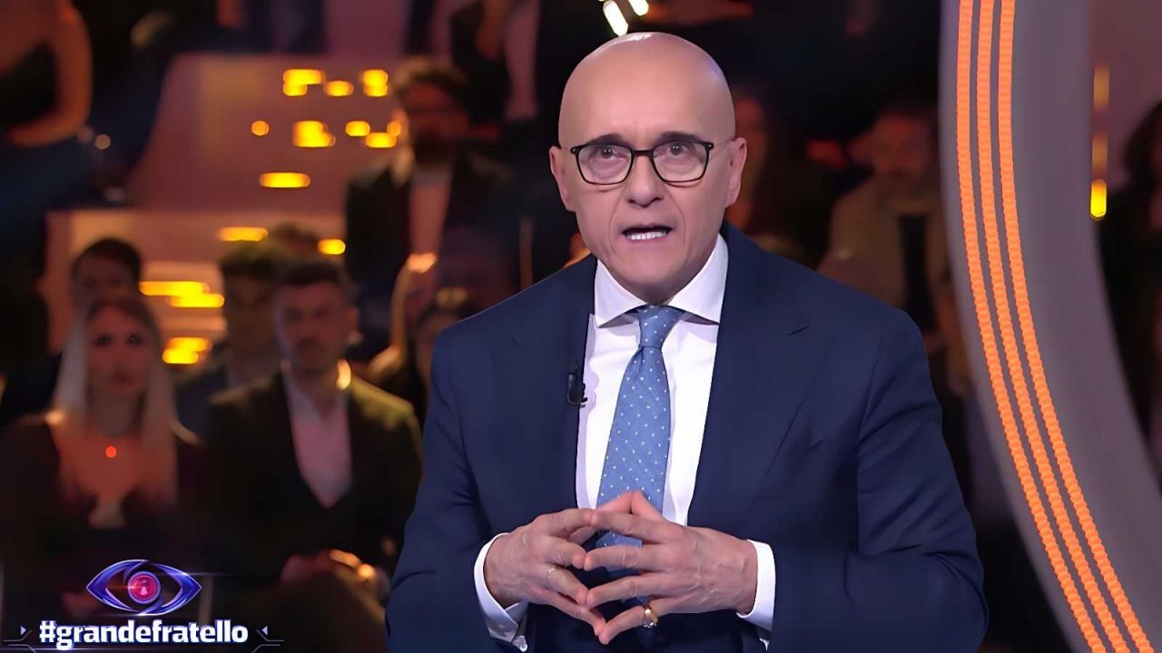 Alfonso Signorini durante la puntata del Grande Fratello