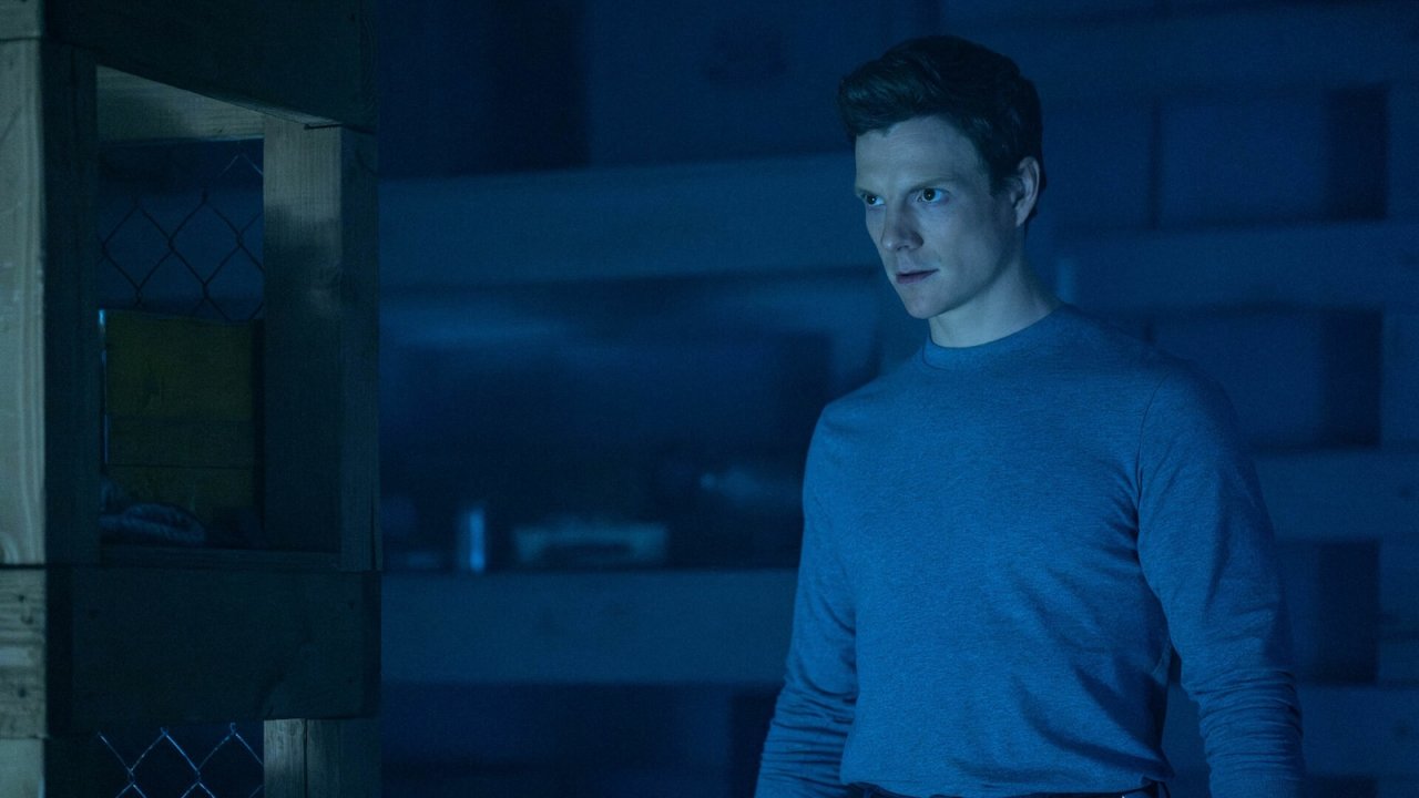 Dexter: Original Sin, Patrick Gibson in una scena della serie