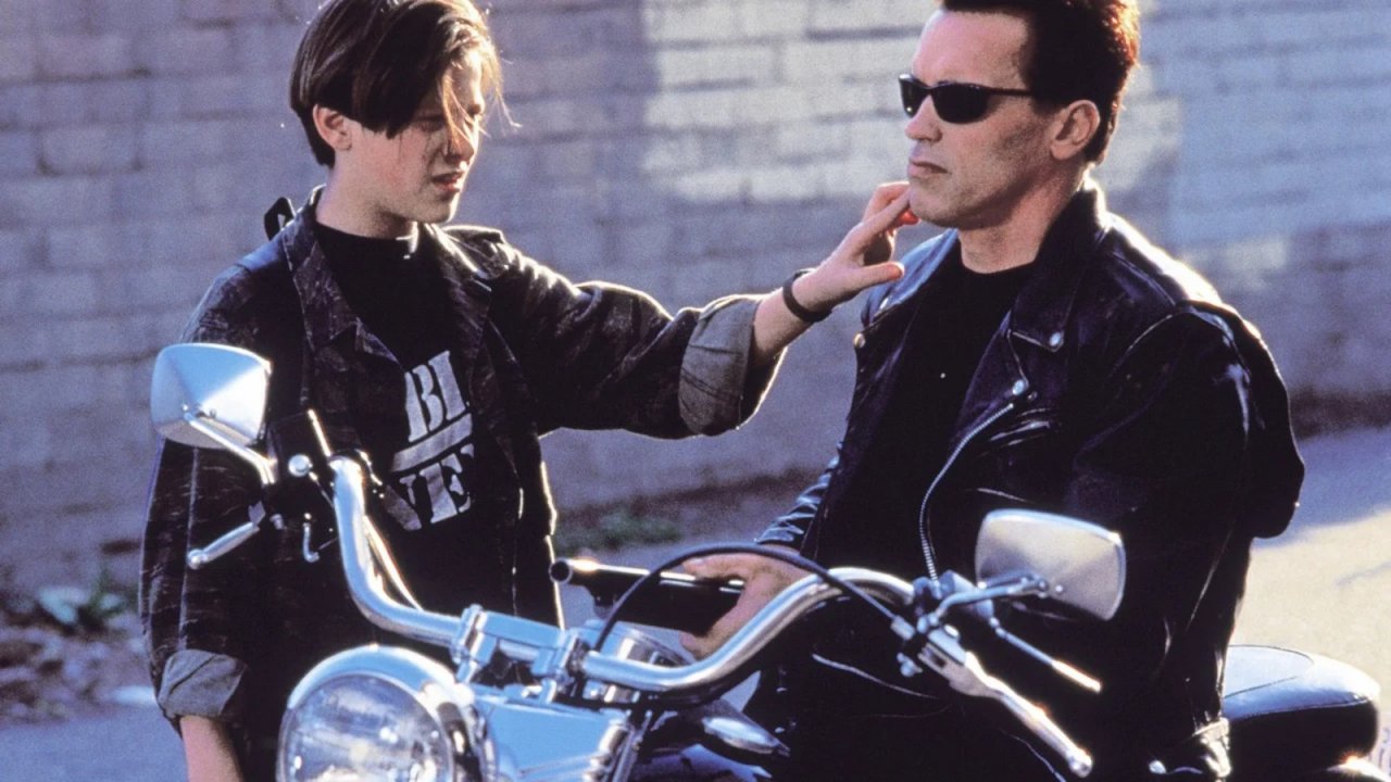 Arnold Schwarzenegger e Edward Furlong in una scena di Terminator 2.
