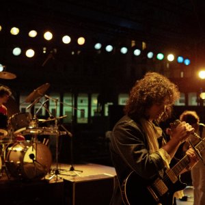 Je so' pazzo: Massimiliano Caiazzo è Pino Daniele nella prima foto del film