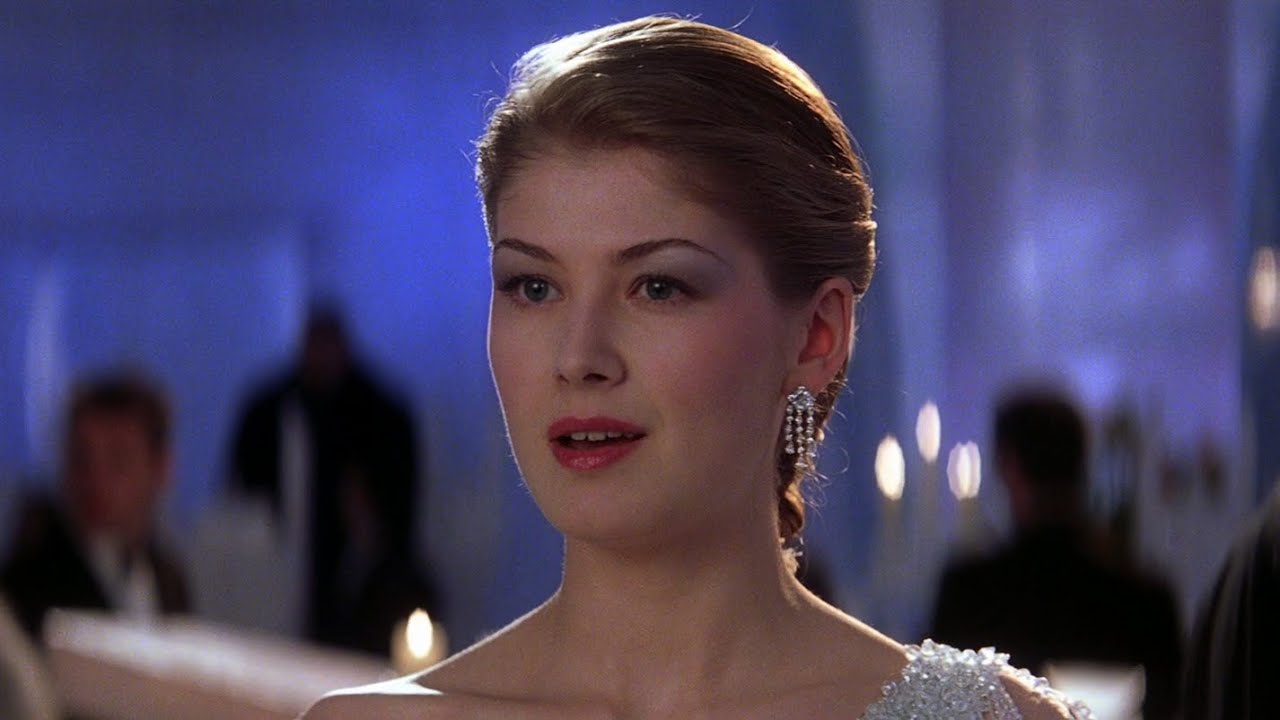 Primo piano di Rosamund Pike in La morte può attendere
