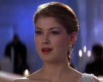 Rosamund Pike, scena d'amore imbarazzante in James Bond: 'Pensavo di aver depilato il petto di Pierce Brosnan'