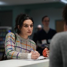 Dying For Sex. Jenny Slate in una scena della serie.
