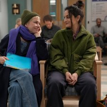 Dying For Sex. Michelle Williams e Jenny Slate in una scena della serie.