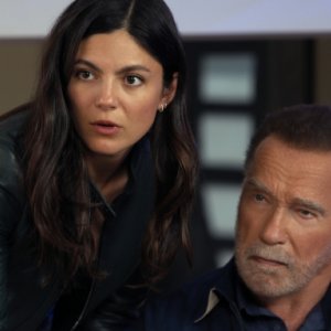FUBAR: Monica Barbaro e Arnold Schwarzenegger nella seconda stagione