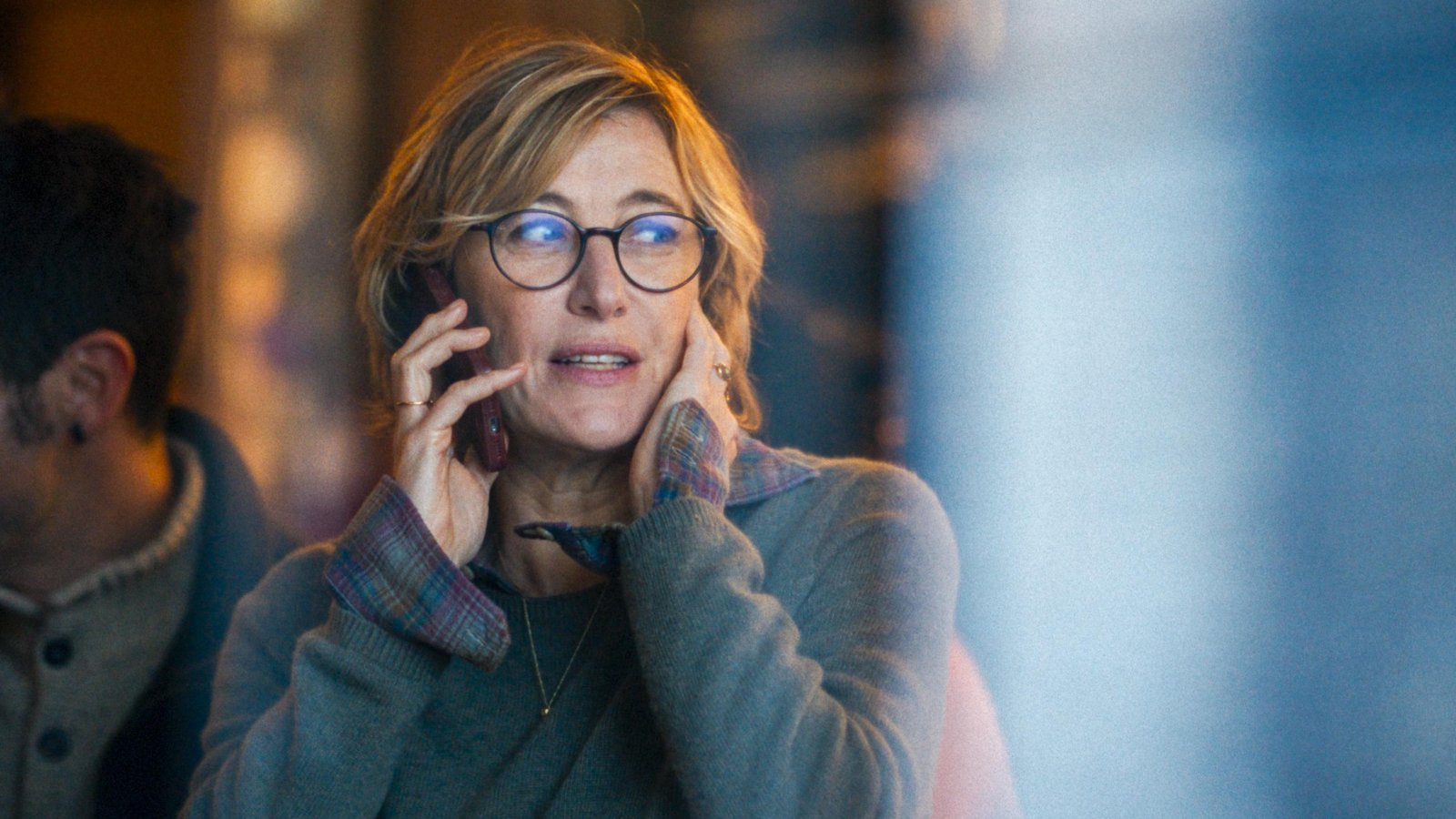 Valeria Bruni Tedeschi al telefono in una scena