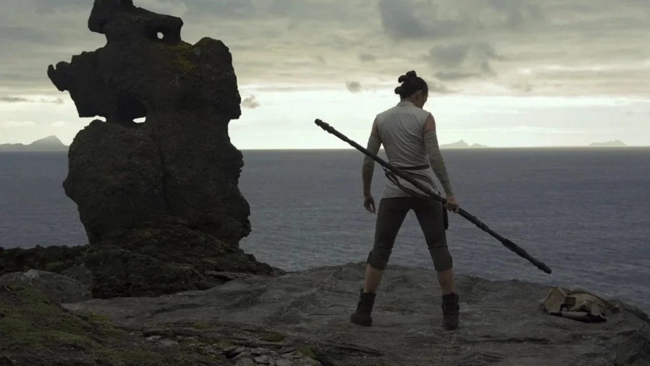 Daisy Ridley in una scena di Star Wars.