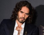 Russell Brand risponde alle accuse: 'Ero drogato, dipendente dal sesso e idiota, ma non un violentatore'