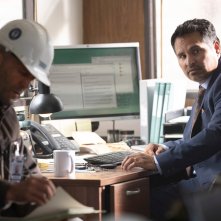 A Working Man: Jason Statham e Michael Peña in una scena