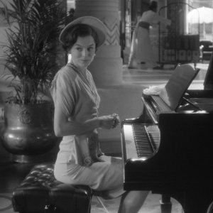 Black Mirror. Emma Corrin nell'episodio 'Hotel Reverie' della settima stagione.