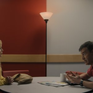 Good American Family. Ellen Pompeo e Mark Duplass a confronto nella serie Disney+.