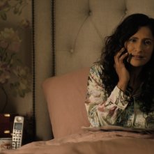 Good American Family. Sarayu Blue in una scena della serie Disney+.