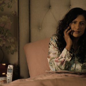 Good American Family. Sarayu Blue in una scena della serie Disney+.