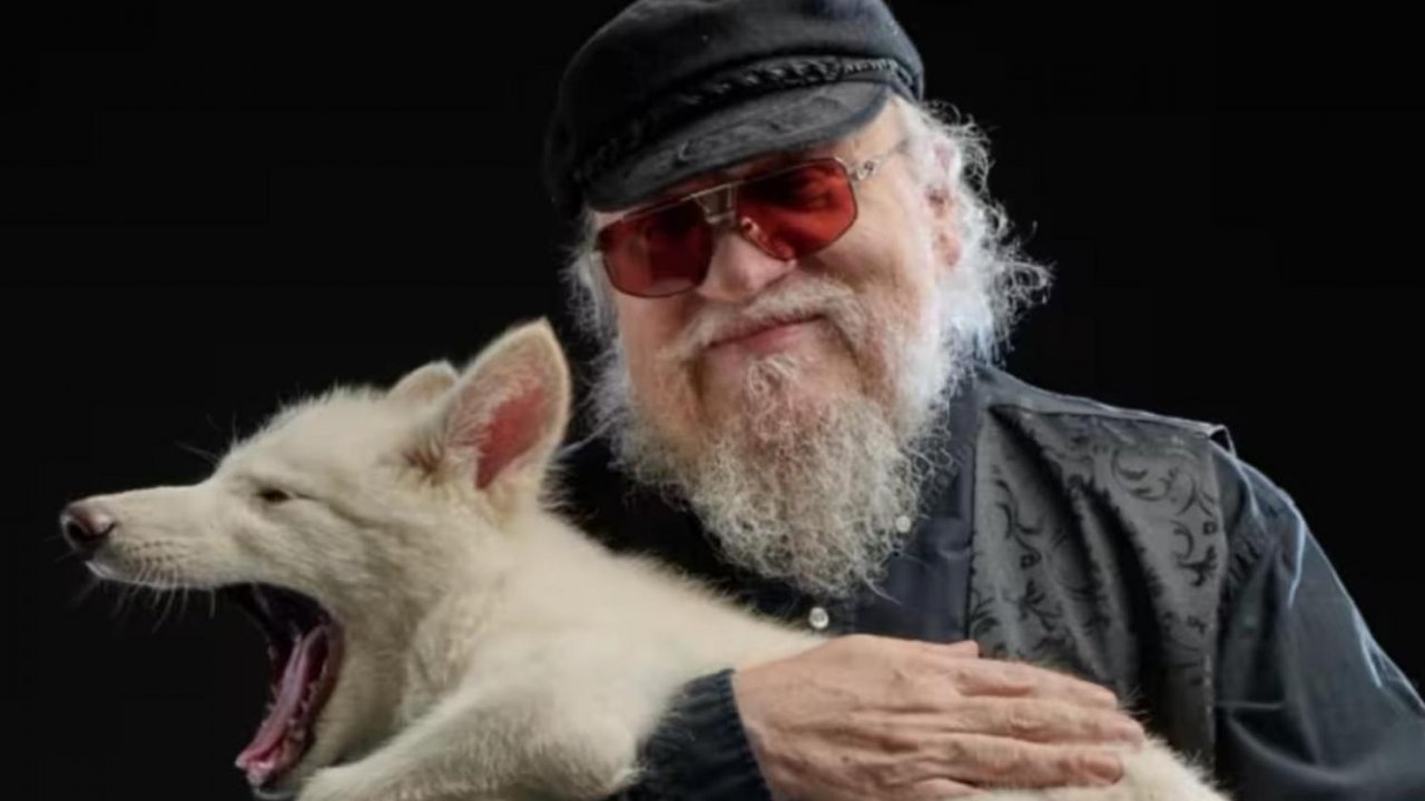 George R.R. Martin con un lupo