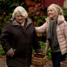Sotto le foglie: Josiane Balasko e Hélène Vincent in un'immagine del film