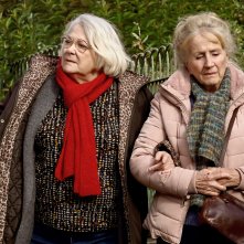 Sotto le foglie: Josiane Balasko e Hélène Vincent in una scena