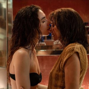 Fuori: Matilda De Angelis bacia Valeria Golino