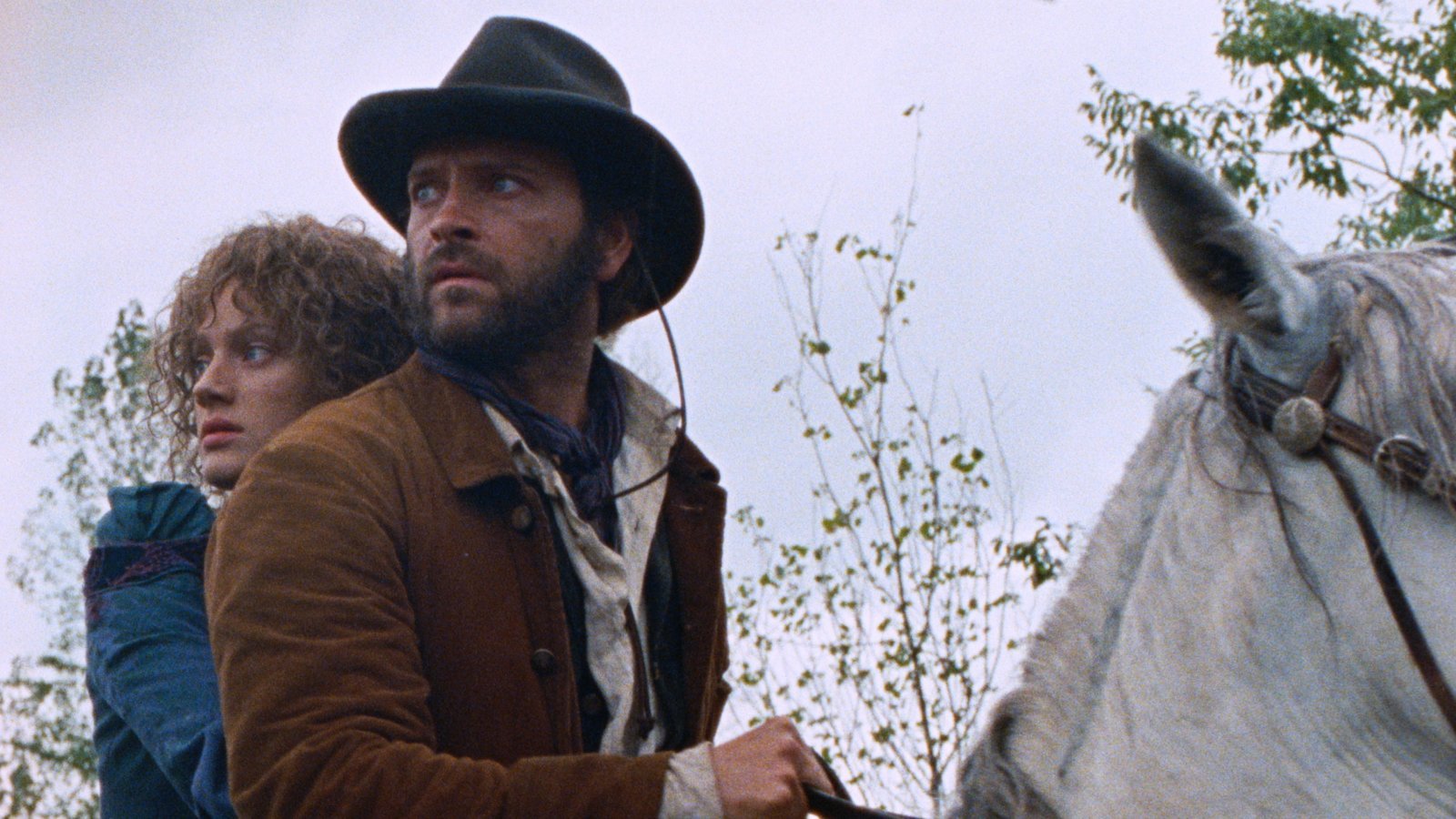 Alessandro Borghi e Nadia Tereszkiewicz a cavallo