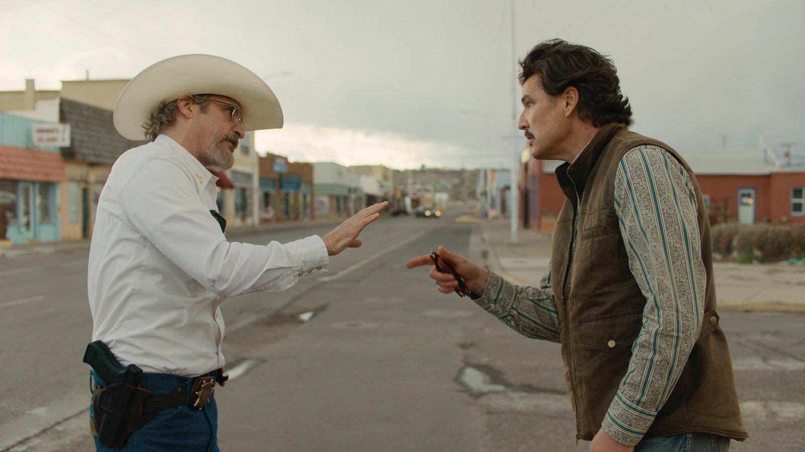 Joaquin Phoenix e Pedro Pascal in una scena di Eddington