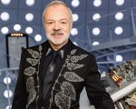 Doctor Who, Graham Norton è pronto a usare il TARDIS: sarà la guest star dell’episodio ispirato all’Eurovision