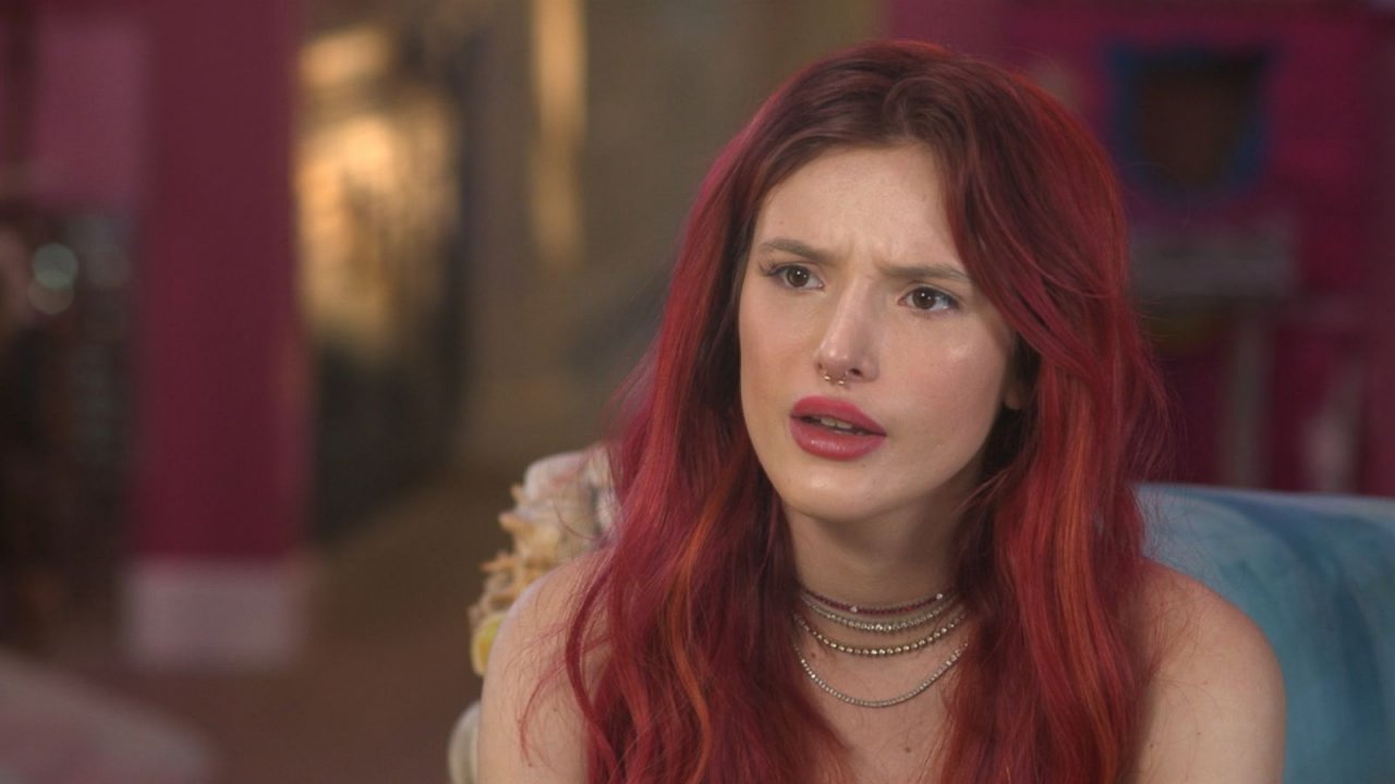 Bella Thorne contro Mickey Rourke: "Tizio schifoso! Ha colpito i miei genitali con una smerigliatrice"