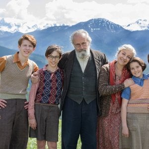 Fuochi d'artificio. Carla Signoris, Bebo Storti insieme al cast giovane della serie.