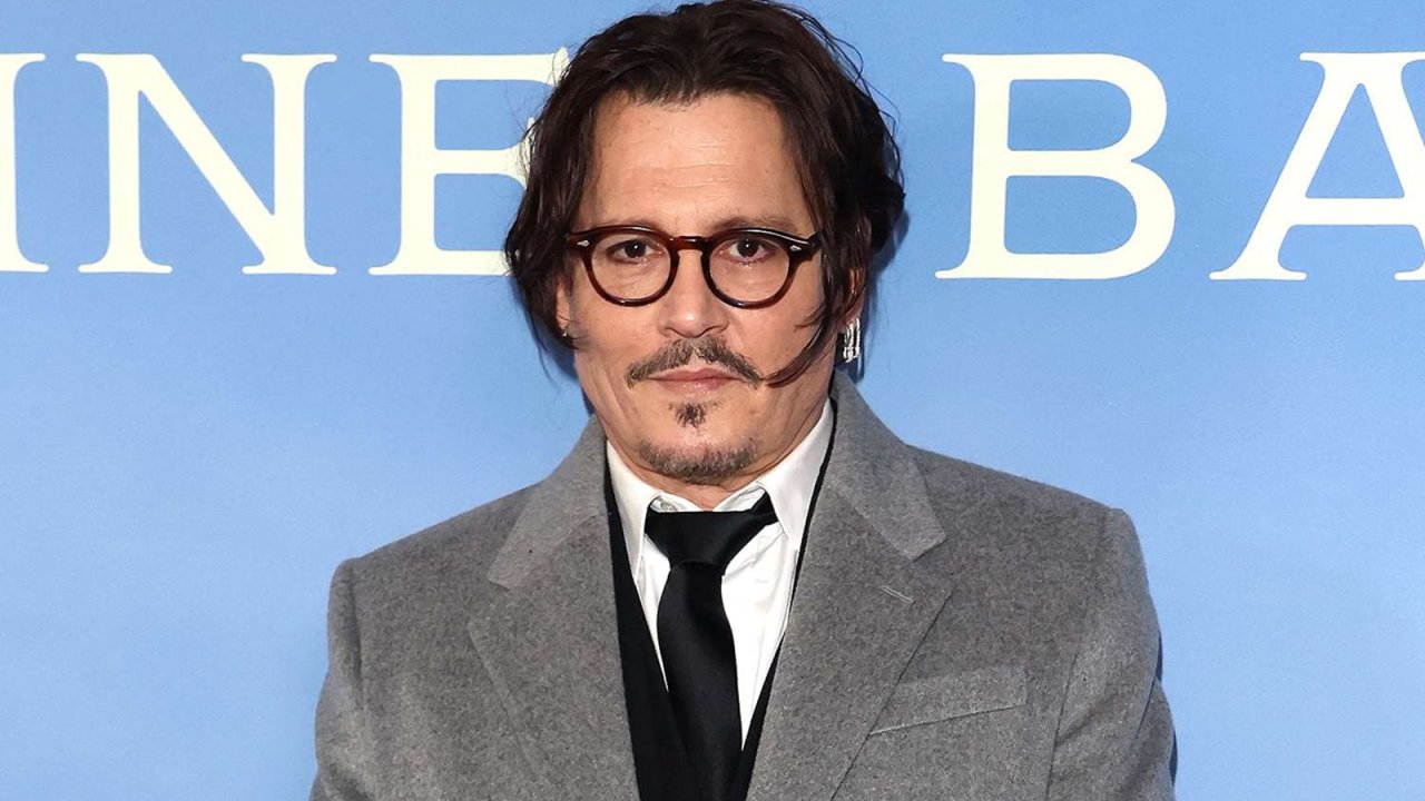 Johnny Depp quasi irriconoscibile sul set di Day Drinker, ecco la prima foto dal set del film di Marc Webb