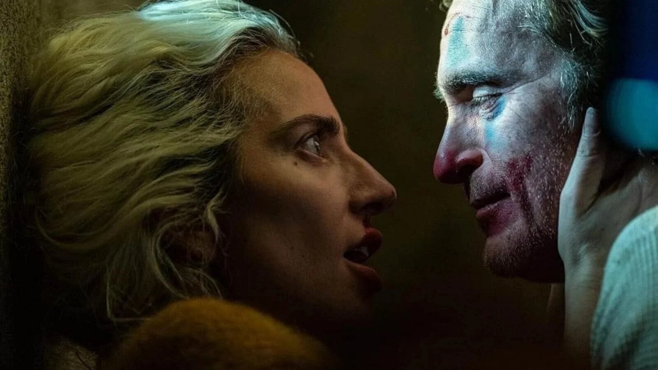 Lady Gaga e Joaquin Phoenix in una scena di Joker:Folie à Deux.