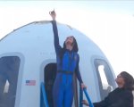 Katy Perry bacia la terra al suo ritorno dal viaggio nello spazio