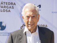 Mario Vargas Llosa, premio Nobel autore de La zia Julia e lo scribacchino, morto a 89 anni