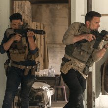 The Accountant 2: Ben Affleck, Jon Bernthanl in una scena d'azione