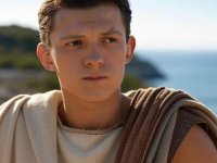The Odyssey: Tom Holland è regale nei panni di Telemaco nelle nuove foto dal set