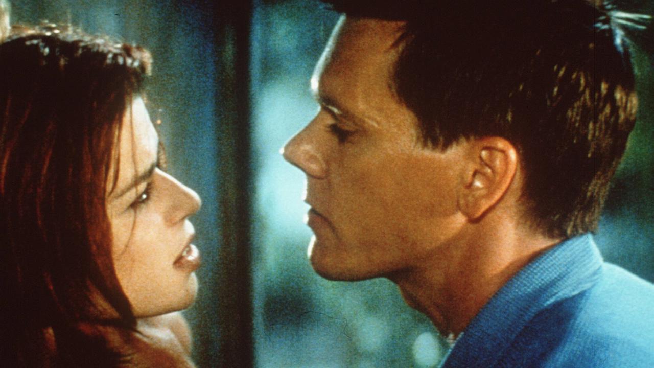 Neve Campbell e Kevin Bacon in una scena di Sex Crimes