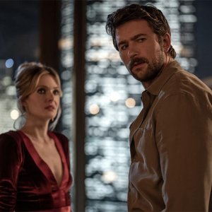 Meghann Fahy e Brandon Sklenar