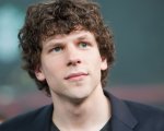 Jesse Eisenberg dirigerà 'La Sirenetta' Halle Bailey nel prossimo film da regista