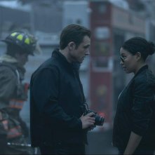 Smoke - Tracce di fumo: Taron Egerton e Jurnee Smollett nella prima immagine