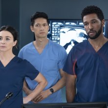 Grey's Anatomy. Caterina Scorsone, Harry Schum Jr. e Anthony Hill in una scena della midseason premiere nella ventunesima stagione.