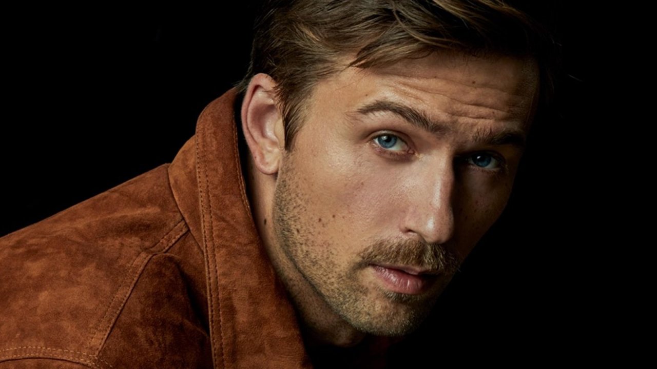 Un primo piano di Brandon Sklenar