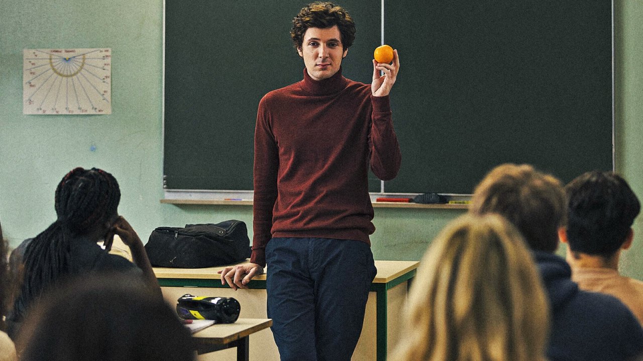 Vincent Lacoste ad Adèle Exarchopoulos in una scena del film