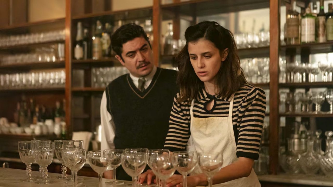 Riccardo Scamarcio e Benedetta Porcaroli in una scena de L’Ombra del Giorno