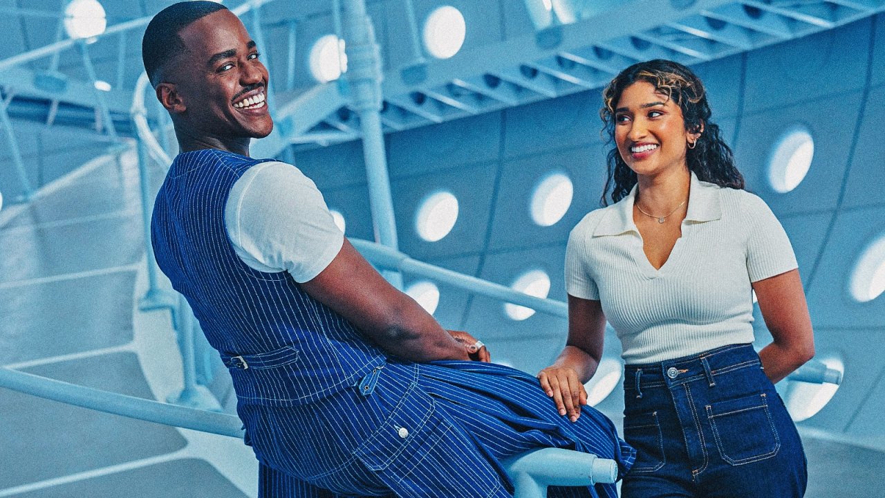 Ncuti Gatwa e Varada Sethu sono i nuovi Dottore e companion in Doctor Who