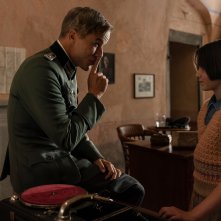 Fuochi d'artificio. Anna Losano e David Paryla in una scena nella serie.